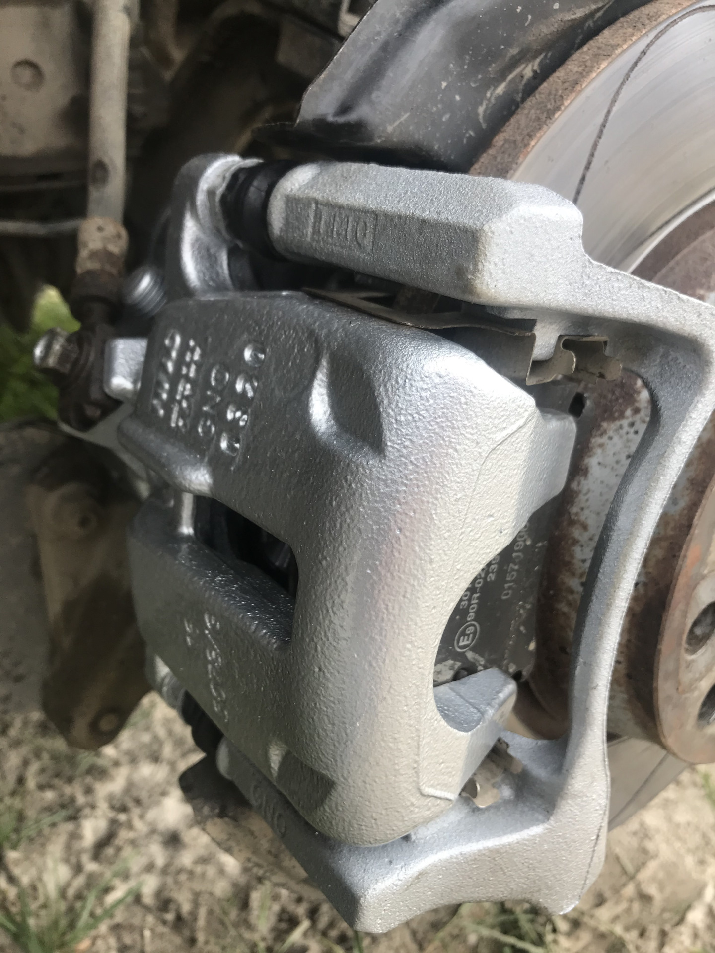 Суппорт под 338мм диск. Стяжные болты суппорта мерседес. Суппорт на новые колодки. Покрашенные суппорта фото. Суппорт на новые колодки.