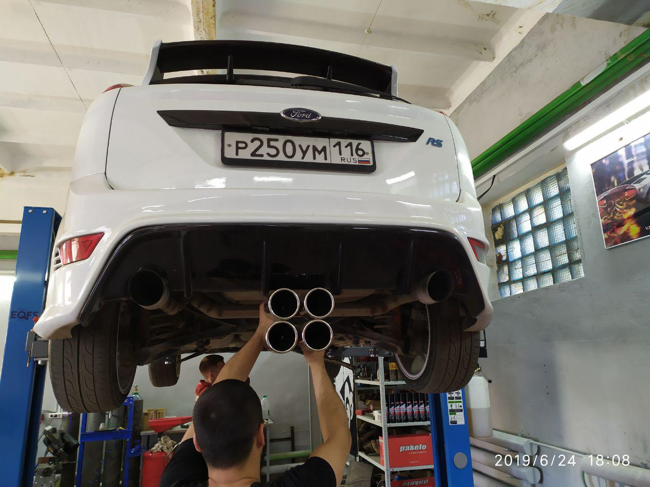 Тюнинг выхлопа форд. Ford Focus 2 выхлоп. Форд фокус 2 хэтчбек выхлоп. Выхлоп Форд фокус 3. Двойной выхлоп Форд фокус 3.