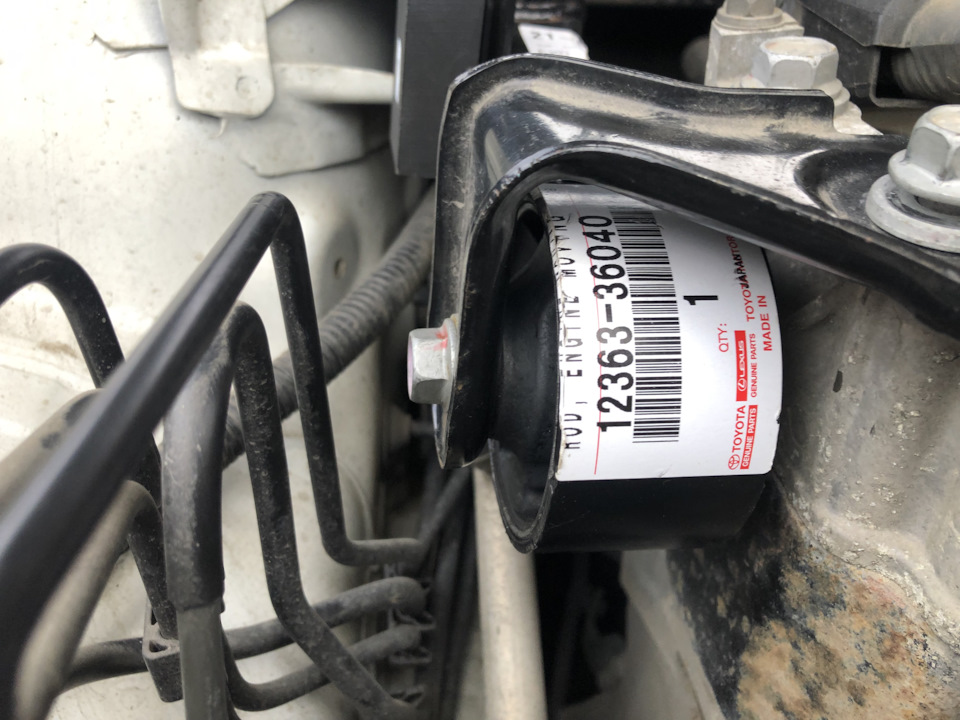 Замена верхней подушки двигателя — Toyota Camry (XV50), 2,5 л, 2012 ...