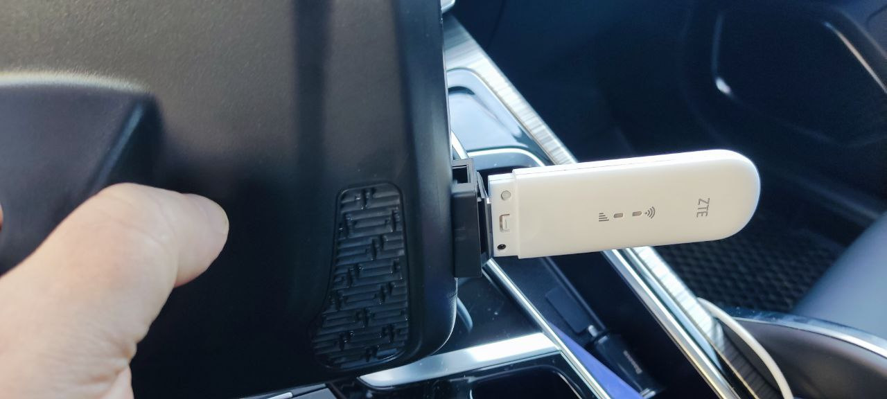 Как снять зеркало на джили атлас 5. Установка USB модема за салонное зеркало. - Geely Atlas Pro, 1,5 л, 2022 года