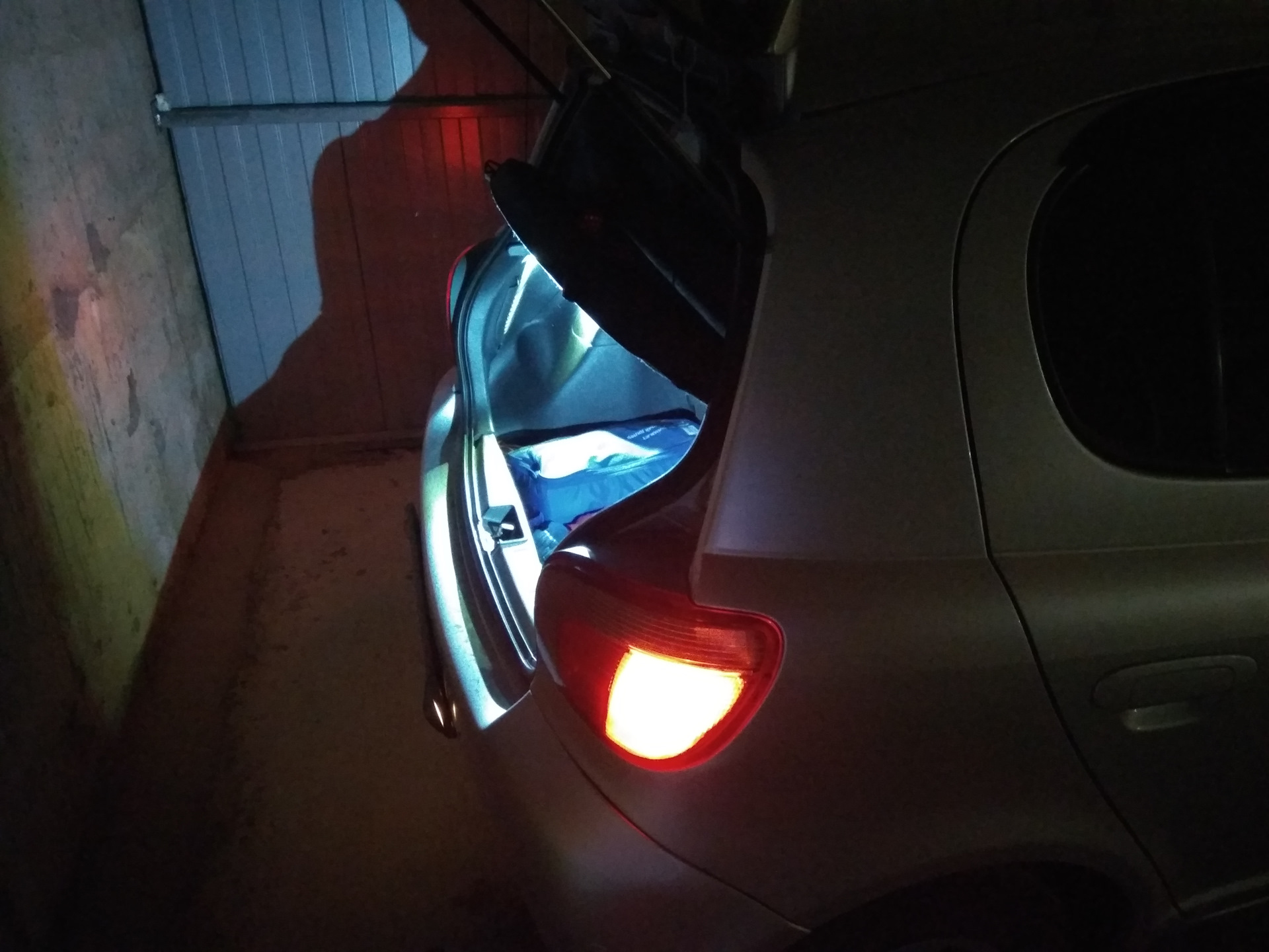 Запись №4. Установка подсветки в багажник — Toyota Vitz (10), 1 л, 2000 ...