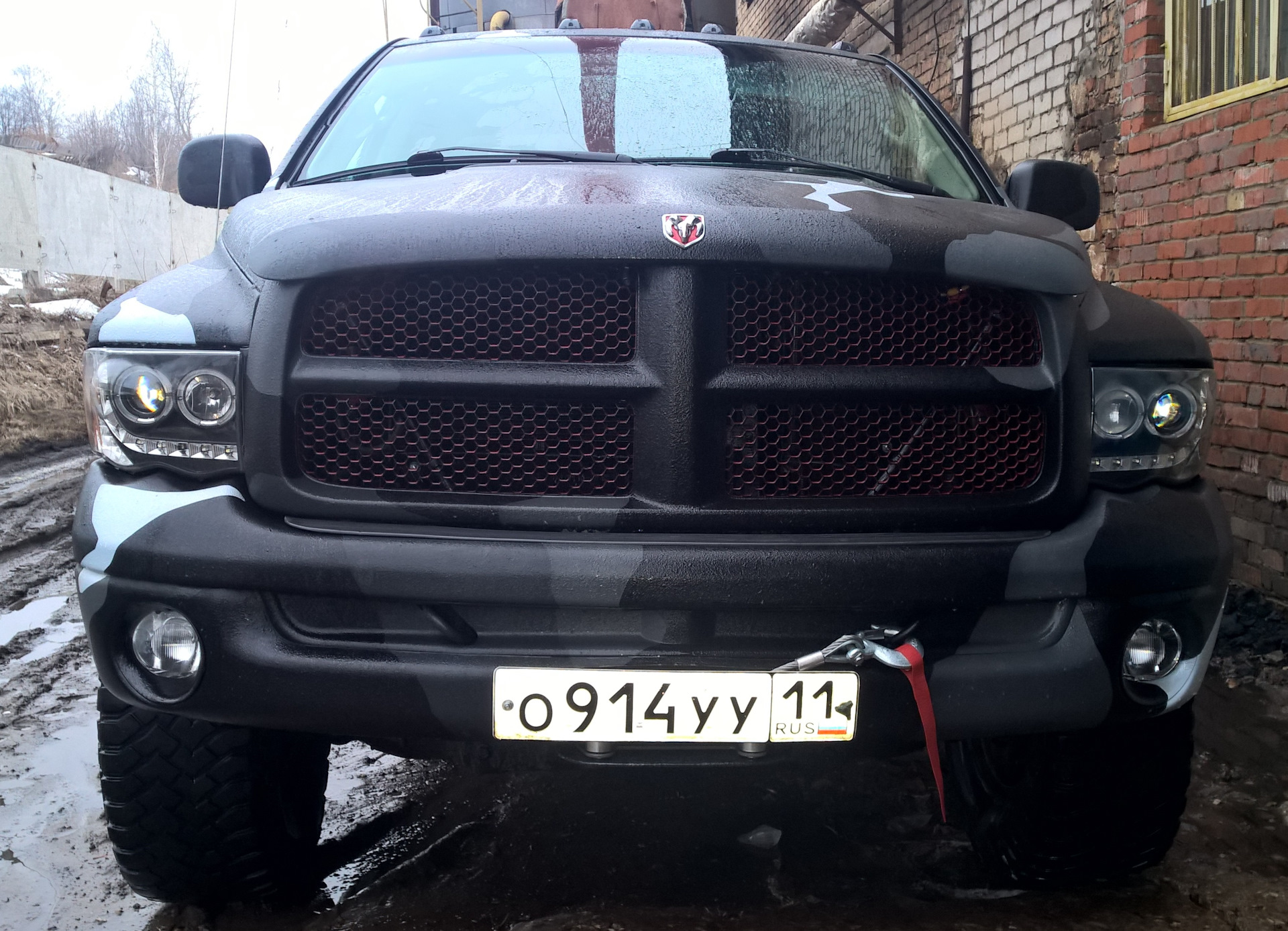 Titan ram. Додж рам студия медведь. Dodge Ram крепление заднего номера.