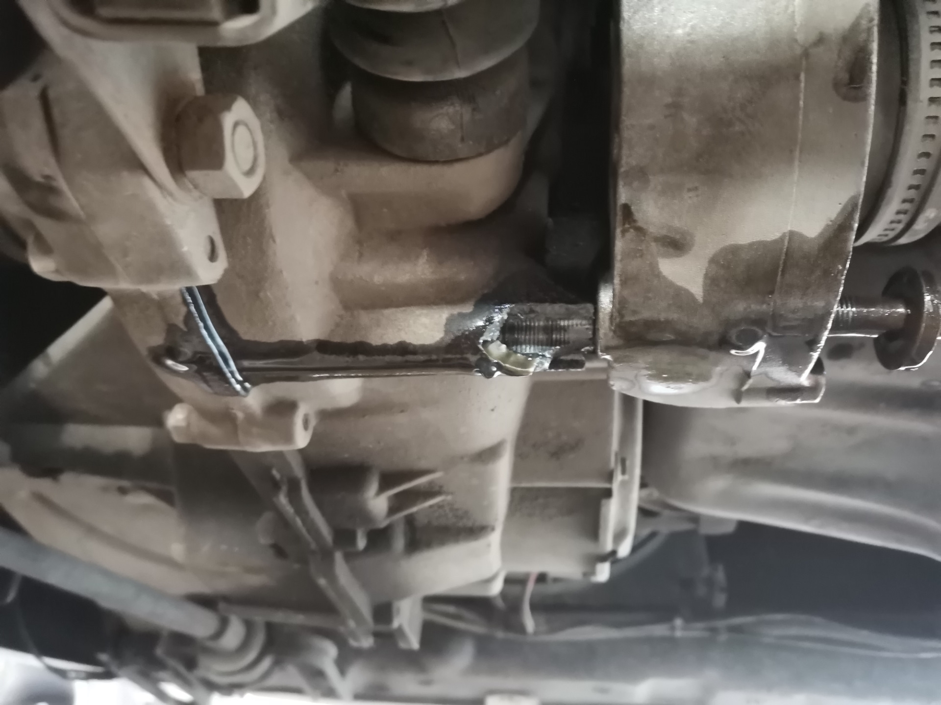 Нужен совет! Лопнул корпус коробки где крепление — Lada Гранта, 1,6 л ...