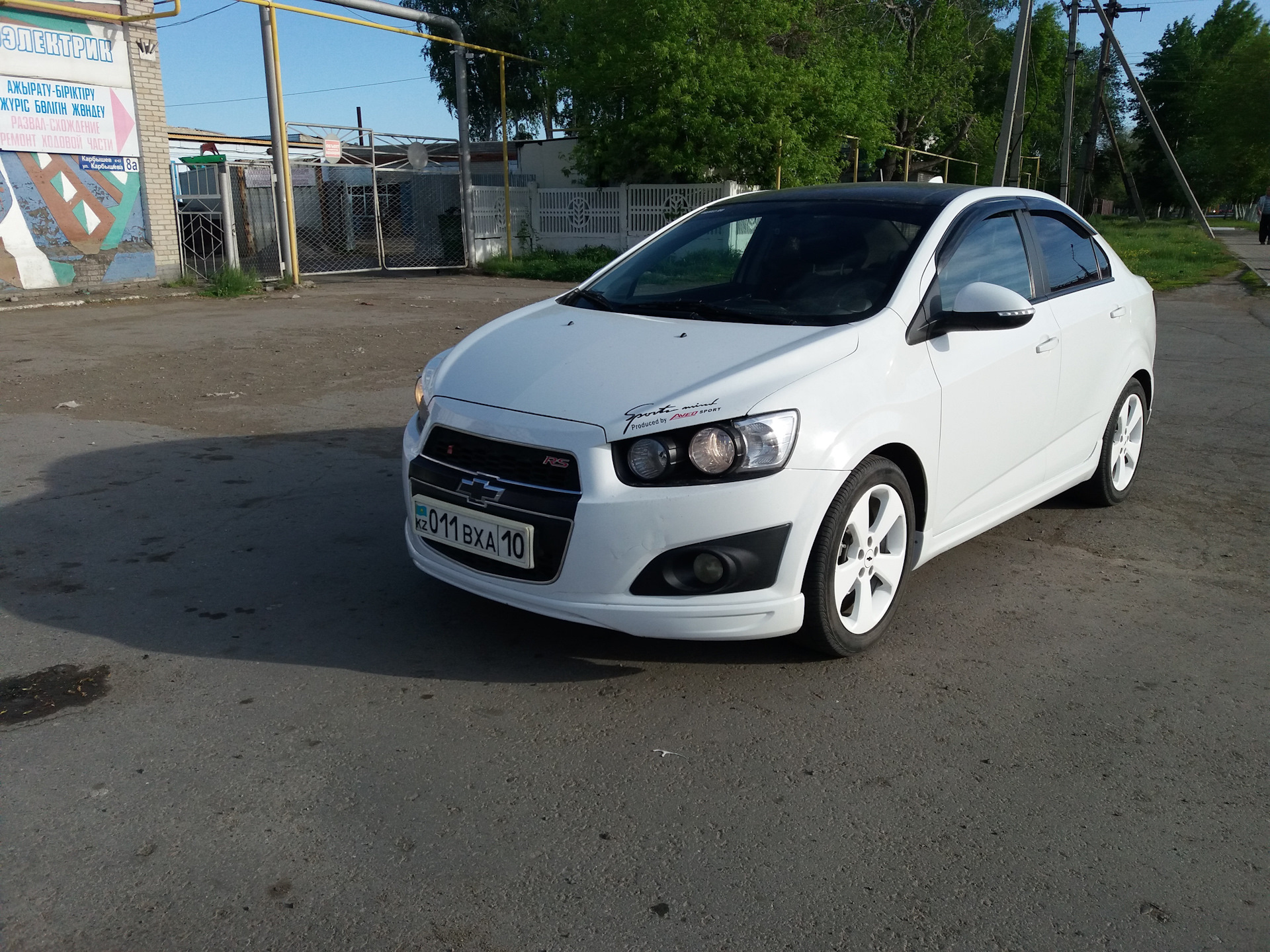 Авео т300 белая. Chevrolet Aveo t300 белый. Chevrolet Aveo t300 хэтчбек белый. Chevrolet Aveo t300 обвес. Шевроле Авео седан 2009 белый.