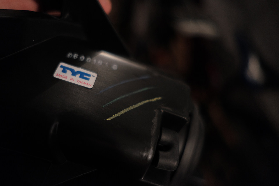 Сбоку какие-то отметки тайваньского ОТК. — Toyota Avensis I