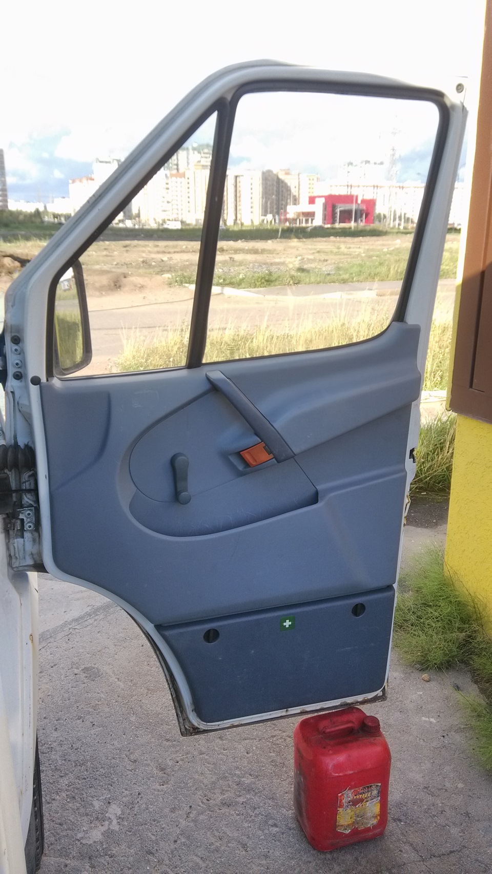 Помыл дверную карту, 200мл -ми воды — Mercedes-Benz Sprinter (1G), 2,3 ...
