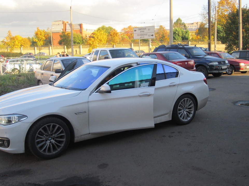 Тонировать белые машины. Тонировка хамелеон на белой машине. Атермальная тонировка белая. Атермальная тонировка хамелеон вкруг. Атермальная тонировка на белой машине