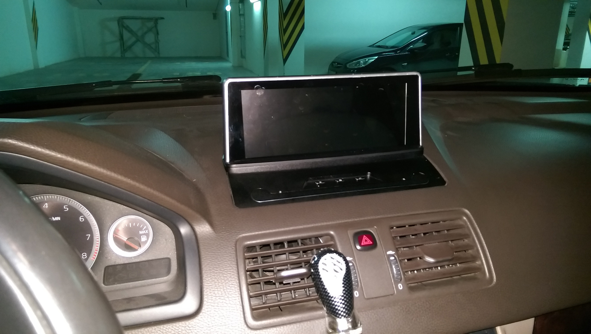 Экран на торпеде. Volvo xc90 монитор в Торпедо. Монитор для автомобиля на торпеду для Вольво хс90. Планшет в Volvo xc90. Drive Volvo xc90 монитор.