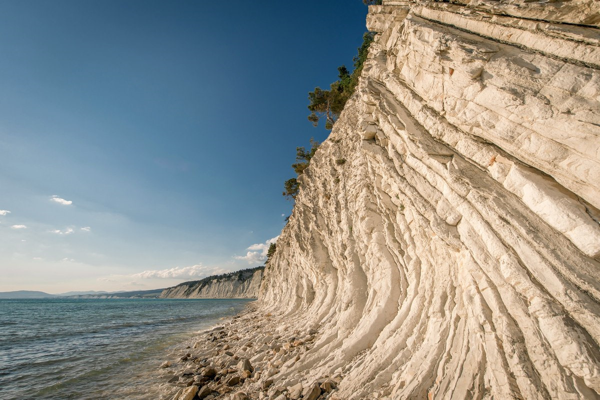 Крым белый берег. Белый пляж в Крыму. Белые Пески в Крыму. Черное море белый песок. Белый берег Крым.