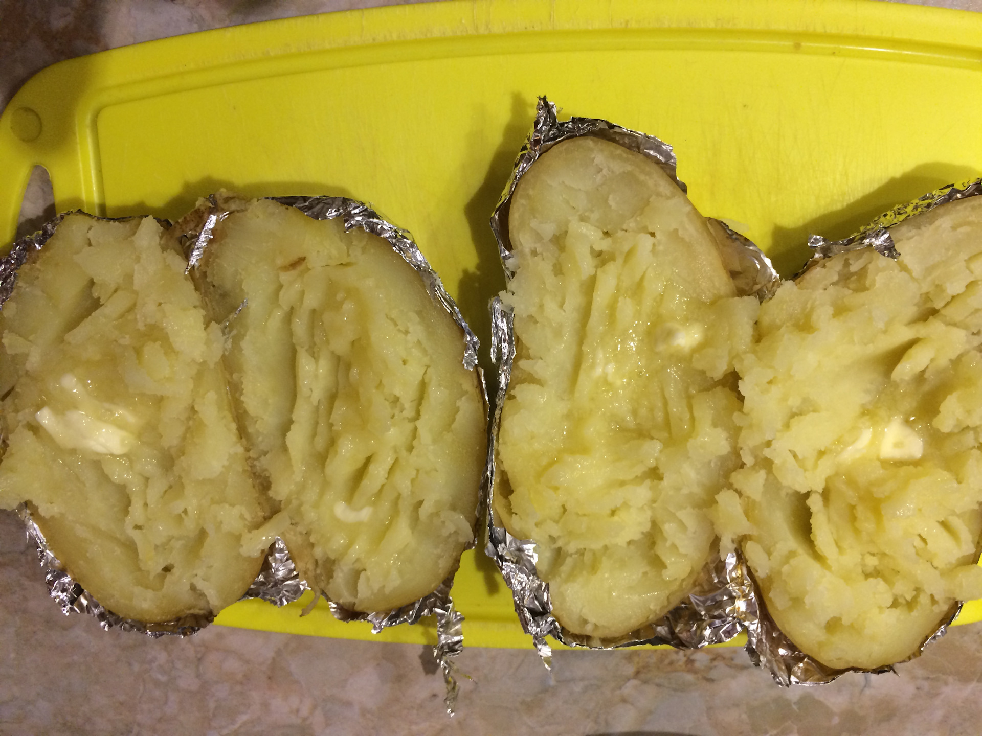 Картошка в микроволновке с крабовыми палочками и