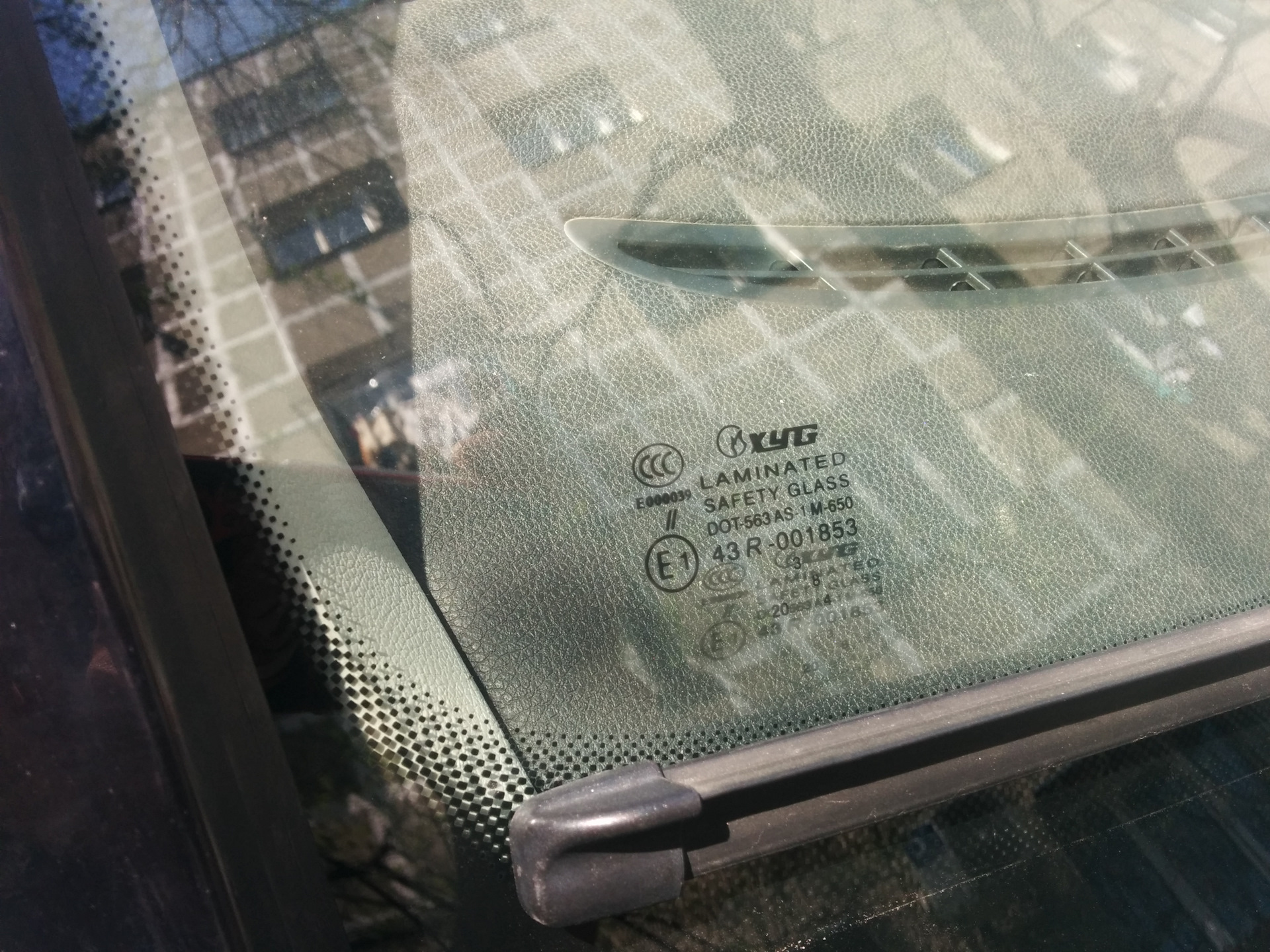 Xyg стекло производитель. Skoda Yeti 2014 стекло лобовое. Лобовое стекло g30 XYG. Стекла XYG q50. Skoda Yeti 2015 молдинг лобового стекла.