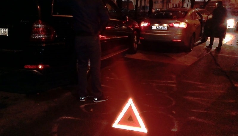 Столкновение на парковке. Сбил человека жилая зона. Дтп задним ходом. Девушка на вольво авария. Задний ход на перекрестке пдд.