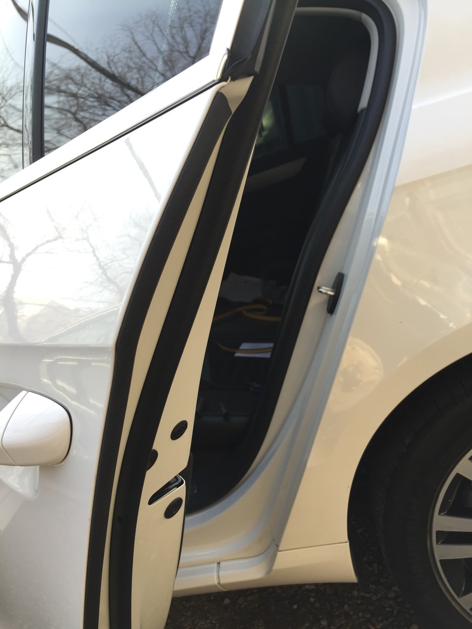 Уплотнитель дверей (задняя левая дверь) — Volkswagen Passat B7, 1,8 л ...