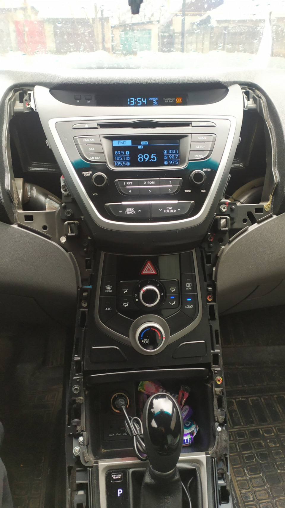 снять магнитолу элантра