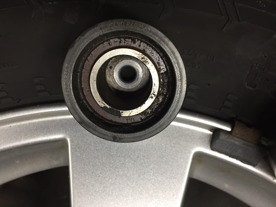 Паразитный ролик выгнал смазку, но еще не подавал признаков смерти — Volvo XC60 (1G)