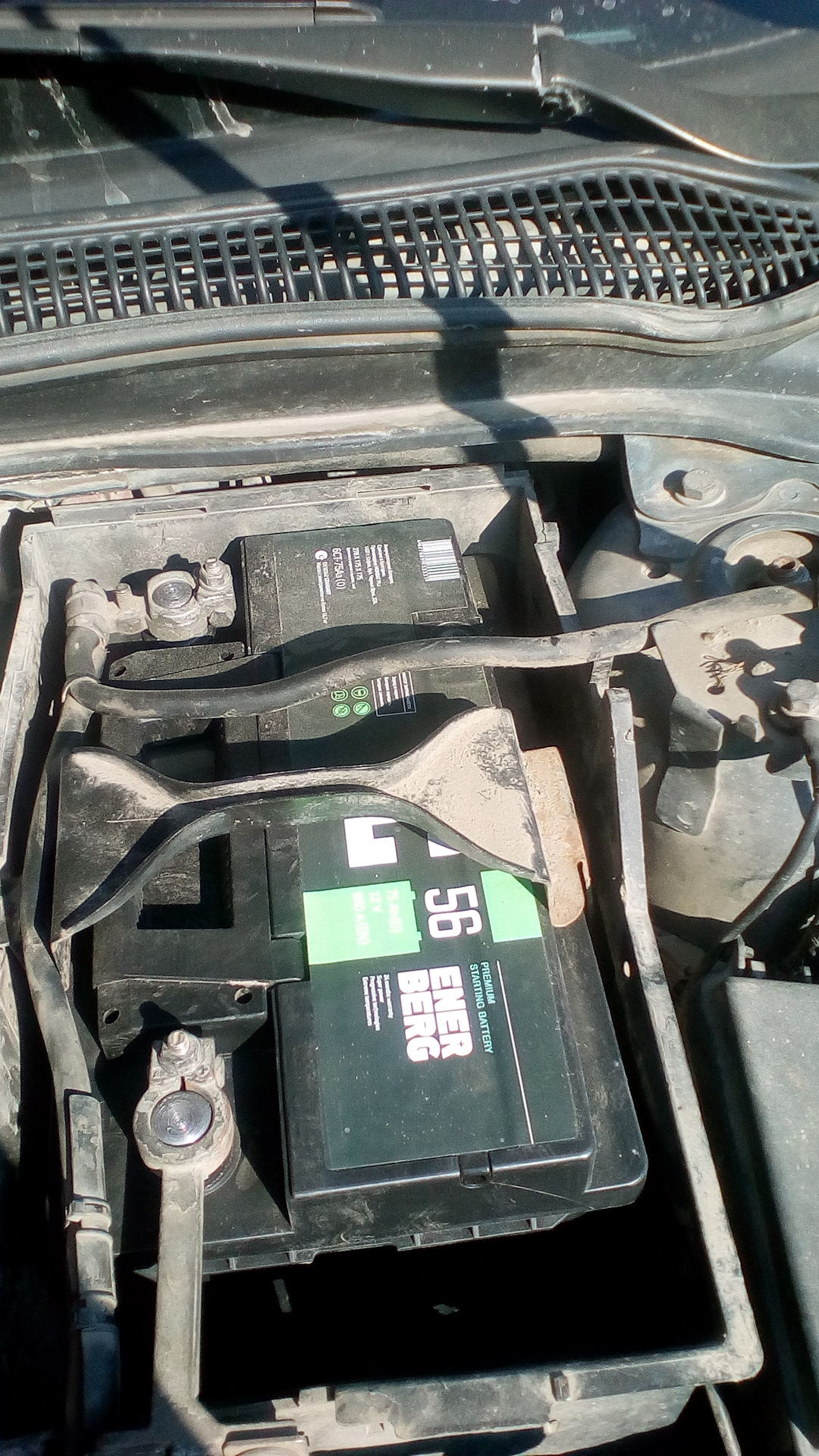 Замена энерджайзера, тьфу, батарейки. — Volvo S40 (2G), 2,4 л, 2007 ...