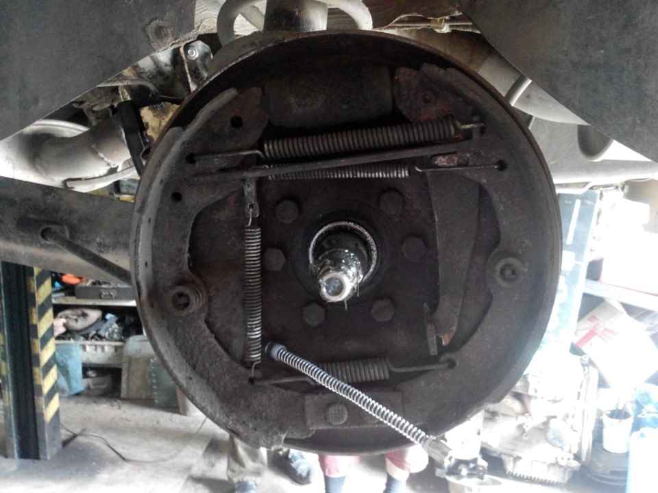 Замена задних тормозных колодок и тросика спидометра — Audi 100 (C3), 2 ...