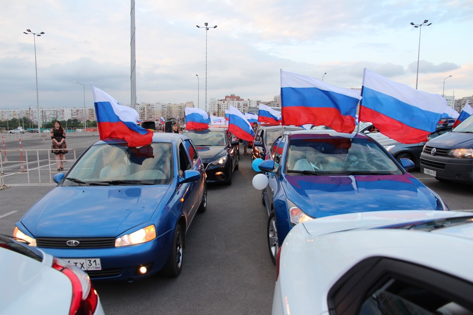 Автомобиль с правительственным флажком