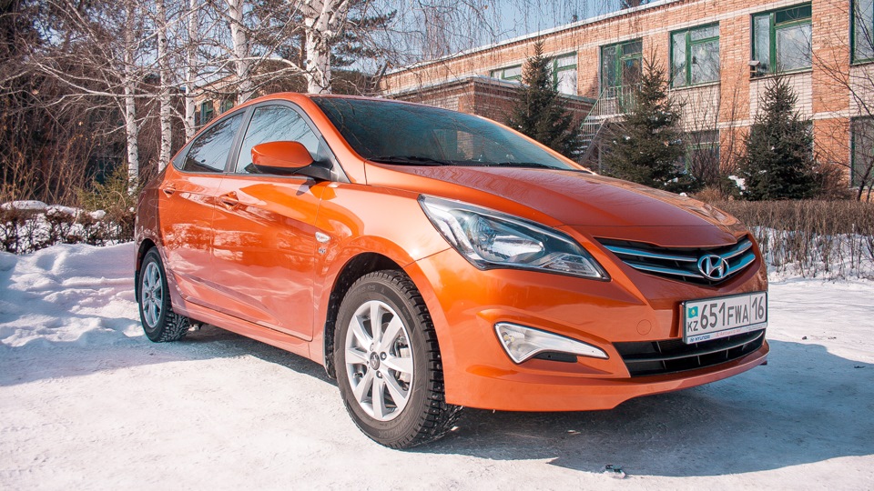 Хендай тюмень. Hyundai Solaris 2011 Orange. Хендай Солярис 2011 оранжевый. Хендай Солярис оранжевого цвета. Хендай Солярис 2015 коричневый оранж.