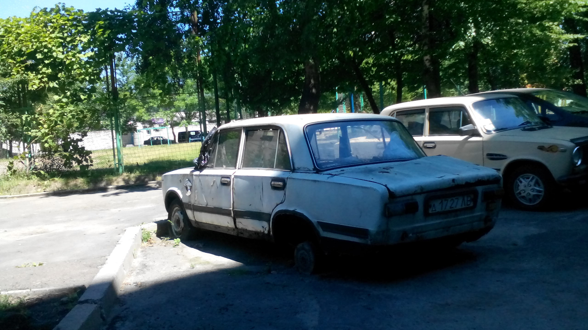 Лев ваз. Брошенное авто в Армении. Заброшенные машины озёрск Челябинская область.