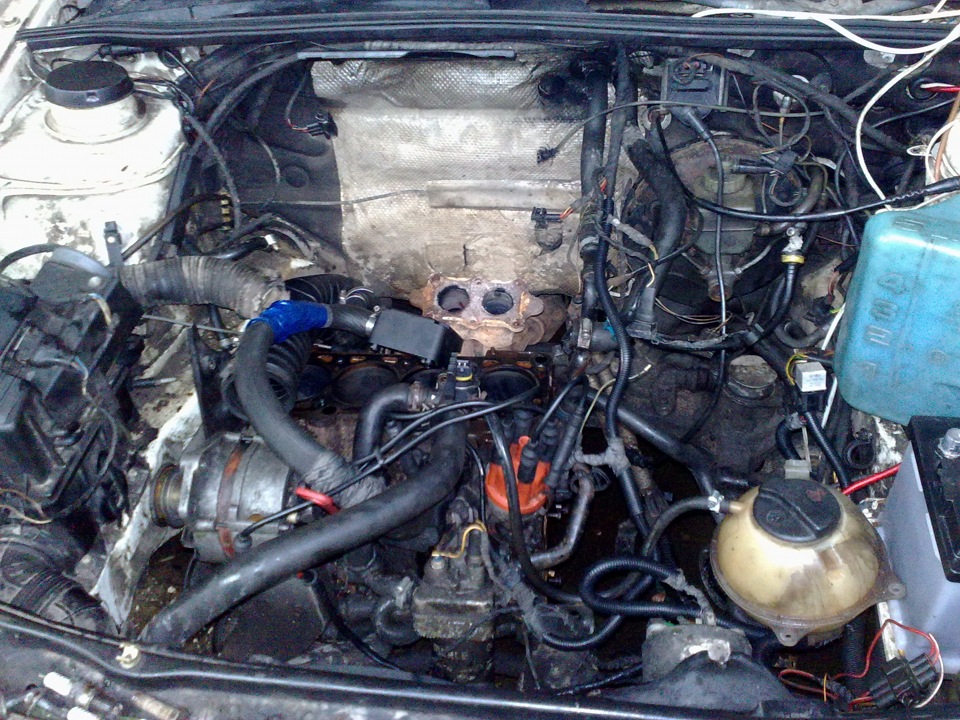 Двигатель volkswagen b3. Фольксваген Пассат 1990 года двигатель. Volkswagen Passat мотор разбор. Разобранный двигатель Фольксваген. Пассат в3 выпускной коллектор.