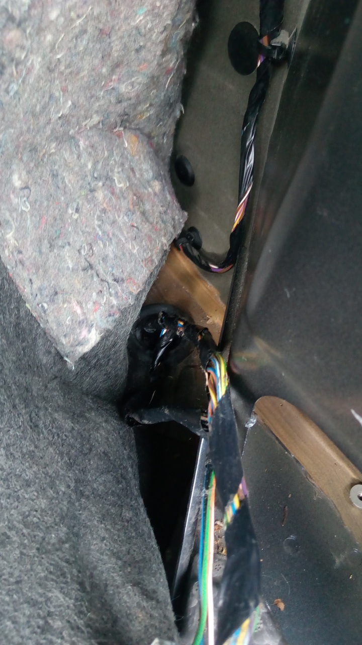 просовываем проводку и там ее пока и оставляем — Ford Mondeo IV