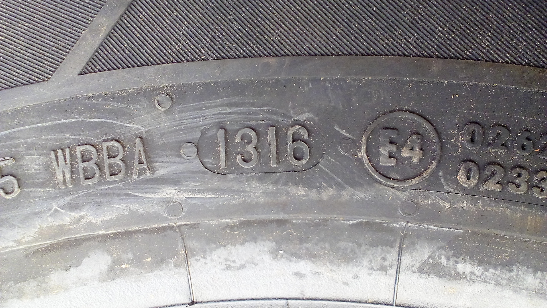 Как определить год резины. Дата выпуска на шинах. Dunlop год выпуска резины. Dunlop год производства шины. Дата выпуска шины Dunlop.