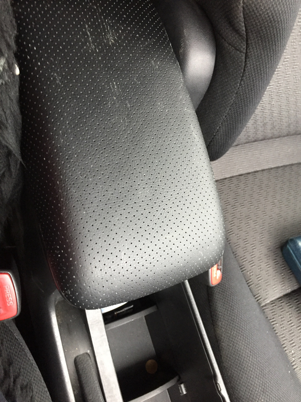 Обтянул подлокотник кожей — Toyota Corolla RunX, 1,5 л, 2003 года ...