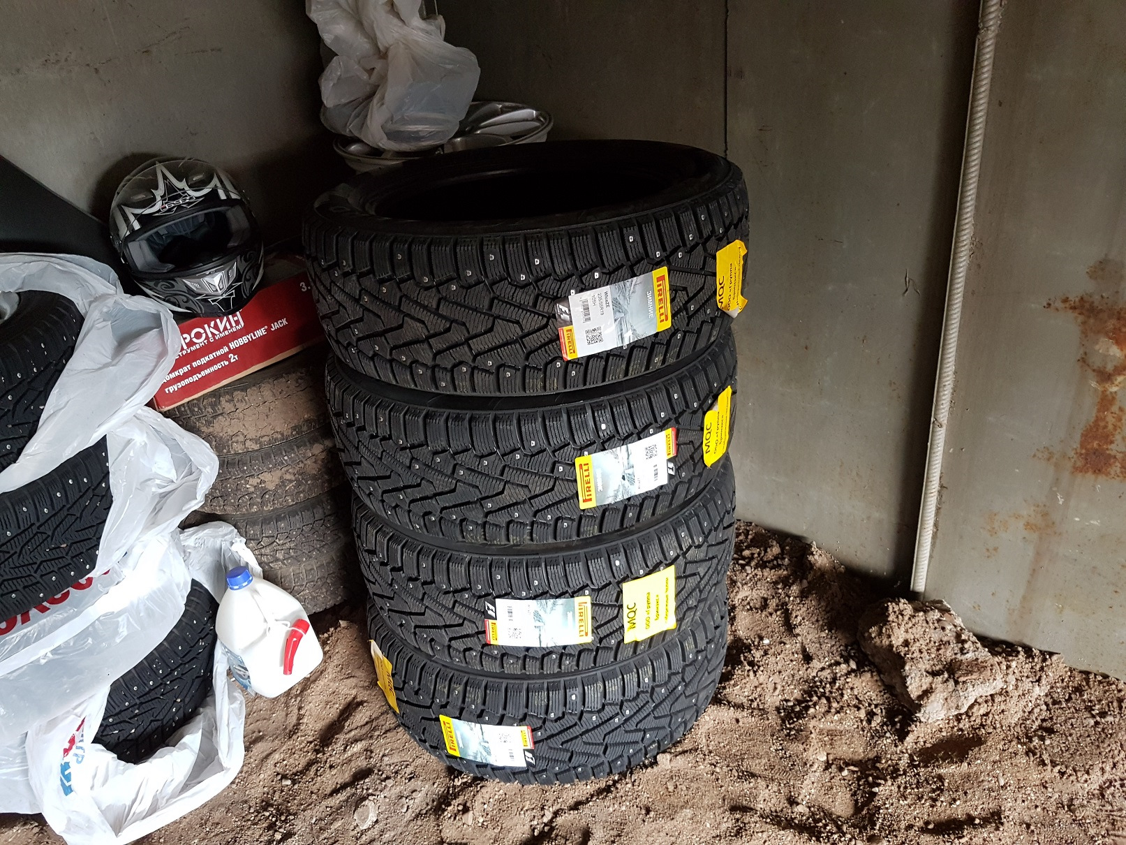 235 55 r19 шипованная. Pirelli Winter Ice Zero 225/65 r17. Шины 235/55 r19 зимние шипованные. 235/55/19 Pirelli Ice Zero. Резина Pirelli зимняя 235/55/19 фото.