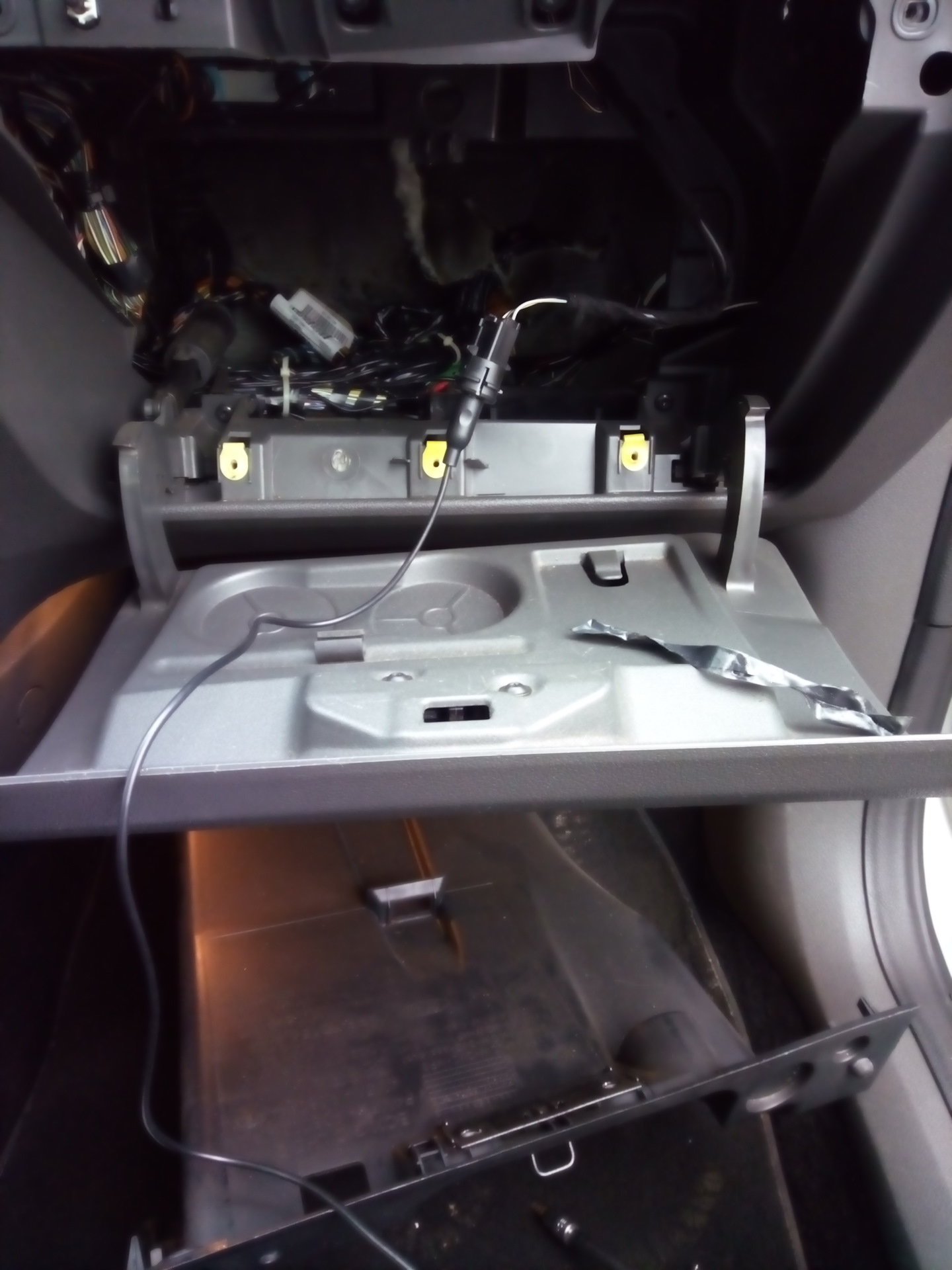 Где находится aux. Ford Focus 2007 aux. Aux Ford Focus 2 2006. Провод aux Ford Focus 2. Aux Ford c Max 2006.