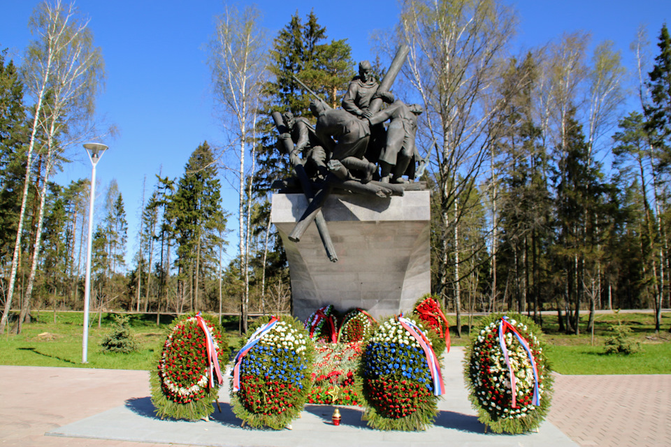 Памятник бутылка с разбитыми машинами на минском шоссе. Смотреть фото Памятник бутылка с разбитыми машинами на минском шоссе. Смотреть картинку Памятник бутылка с разбитыми машинами на минском шоссе. Картинка про Памятник бутылка с разбитыми машинами на минском шоссе. Фото Памятник бутылка с разбитыми машинами на минском шоссе