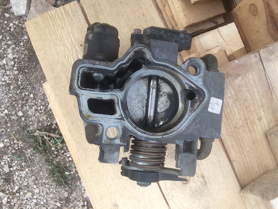 Чистка дроссельной заслонки — Lada 21124, 1,6 л, 2007 года | своими ...