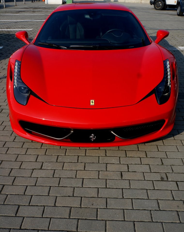 Ее глаза карие изгибы как у феррари. Феррари 458 Italia. Ferrari 458 Red. Красная Феррари 458. Ferrari 458 капот.