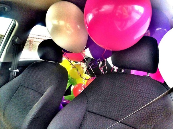 Салон шаров. Машина с шариками. Воздушные шарики в салоне машины. Машина с шарами в салоне. С шариком в салоне.