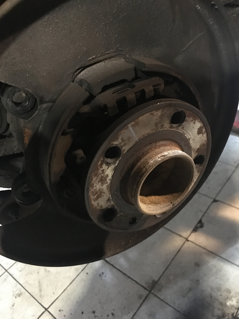Задние колодки + колодки ручника — Volvo S80 (2G), 2,5 л, 2007 года ...