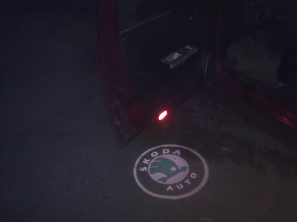 Подсветка дверей с логотипом Skoda — Skoda Octavia A4 Mk1, 2006 года ...