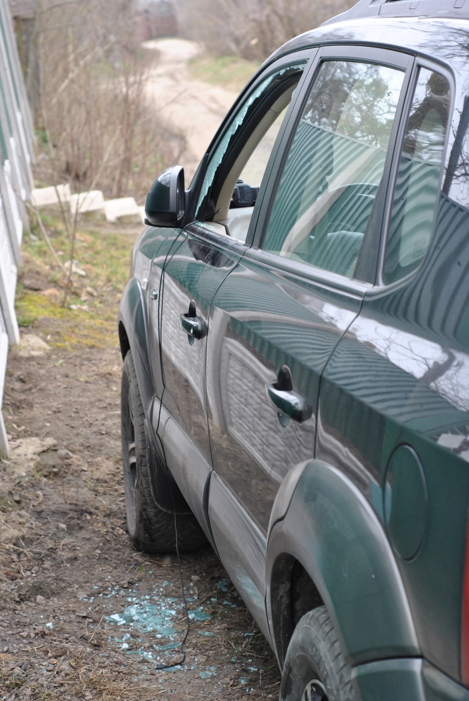 Разбили окно и вытащили документы — Hyundai Tucson (JM), 2 л, 2008 года |  поломка | DRIVE2