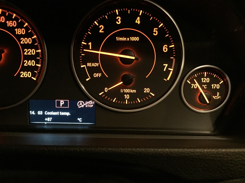 Температура масла bmw. Датчик температуры BMW f30. Чек на приборке БМВ 3 f30. Бортовой компьютер БМВ е90. Индикатор давления масла BMW f10.