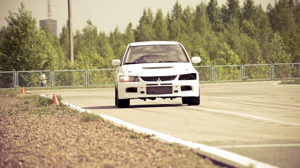 Mitsubishi Lancer Evolution IX whitepower