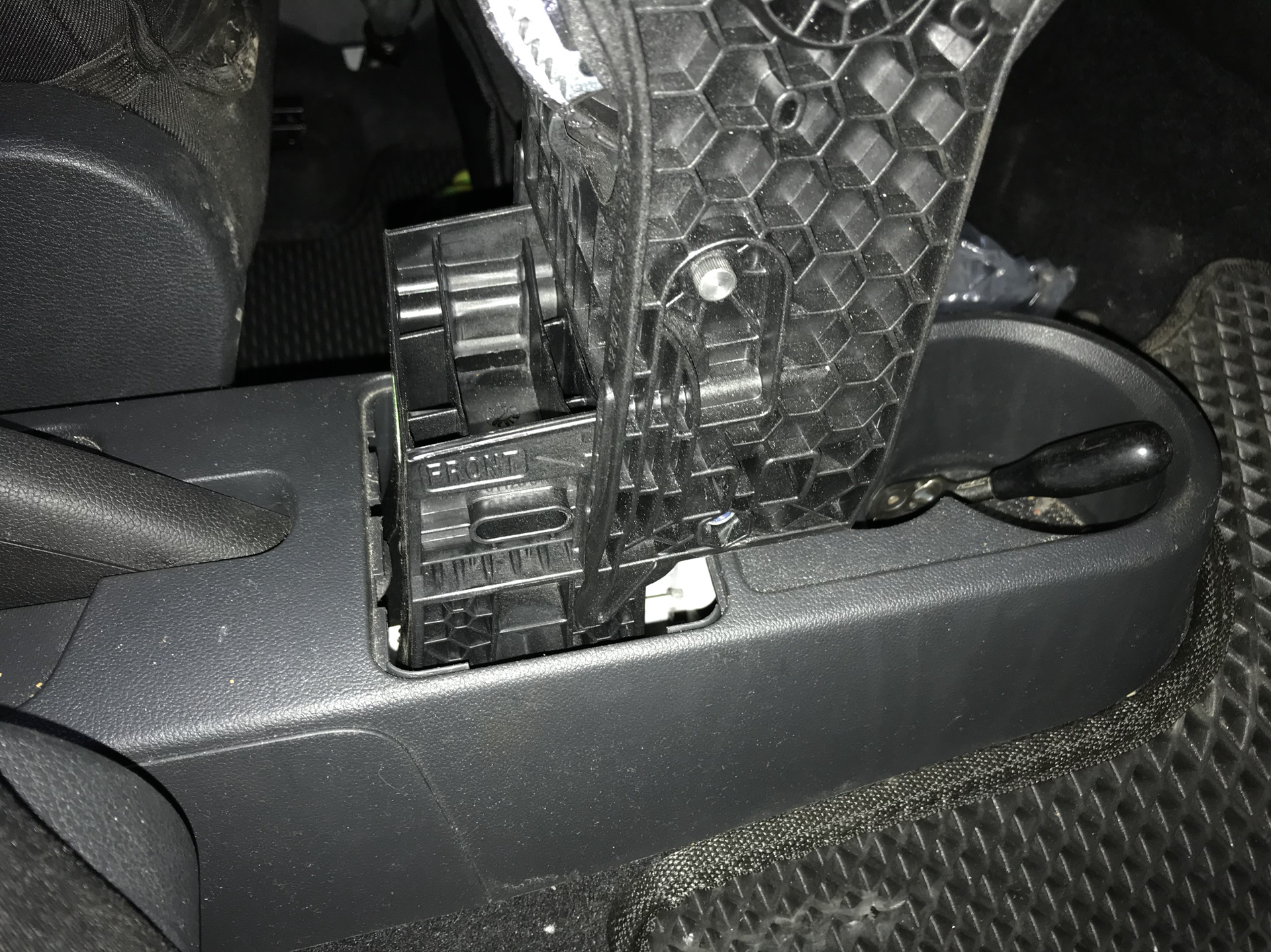 Снятие центральной консоли skoda rapid. Снятие подлокотника шкода рапид. Снятие центрального тоннеля шкода рапид. Подстаканник для шкода рапид 2020. Подстаканник для шкода рапид 2020.