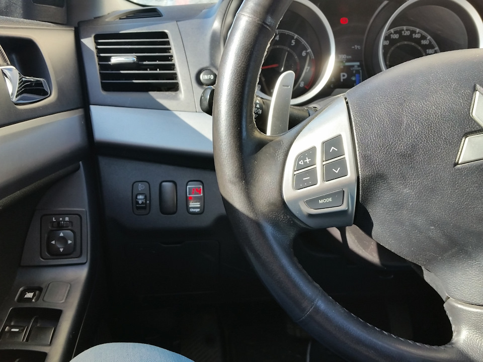 Вольтметр и USB зарядка вместо штатной заглушки кнопки — Mitsubishi ...