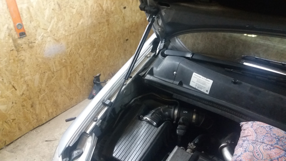 Амортизатор на капот — Opel Zafira A, 2 л, 2001 года | своими руками ...