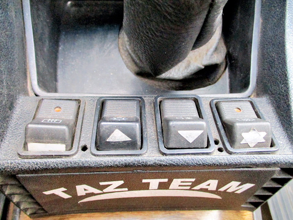 выключатель клавиша, треугольник вершиной вверх — Lada 21061