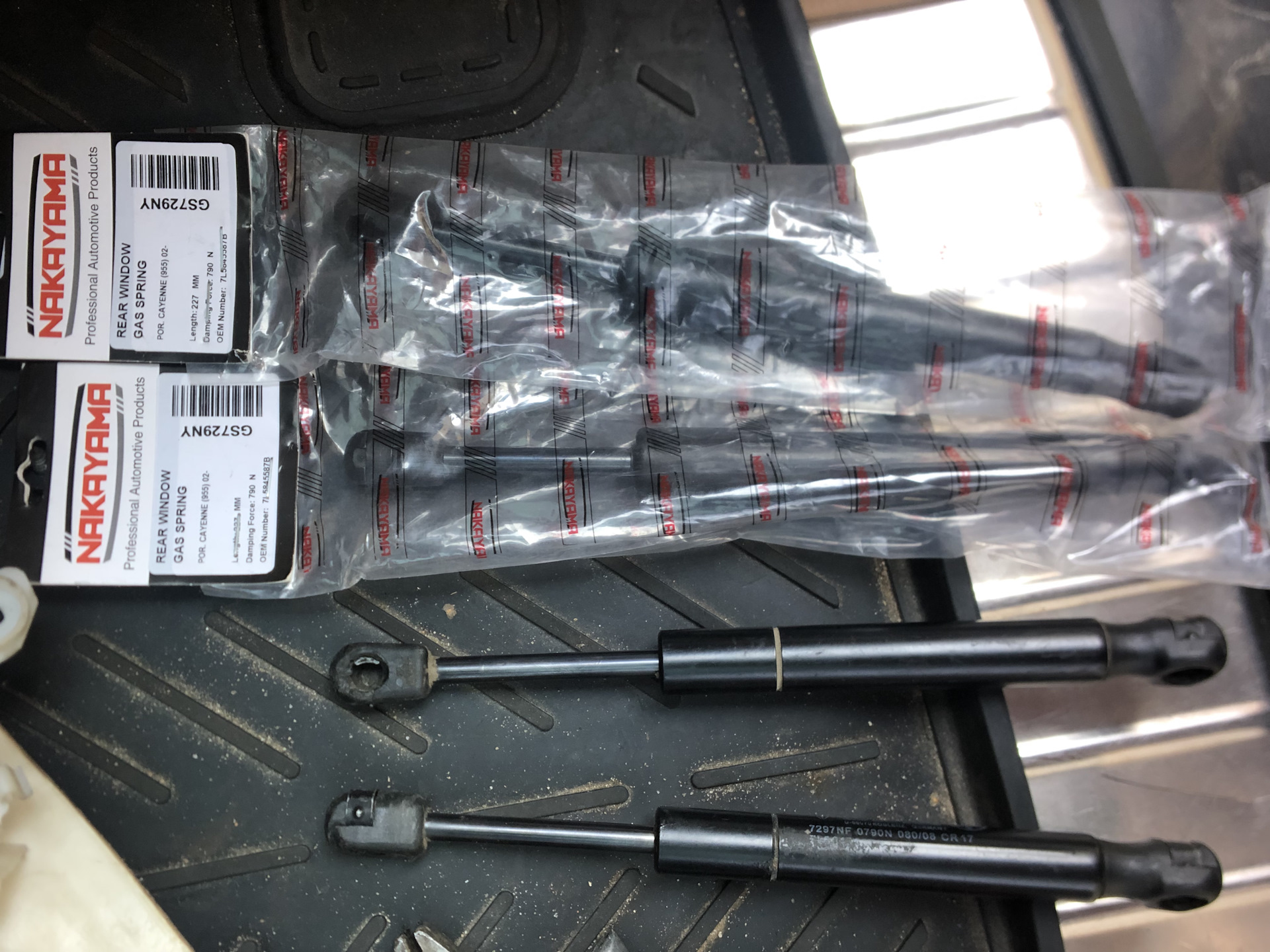 Установка газлифтов стекла и параллельное устранение других нюансов ...