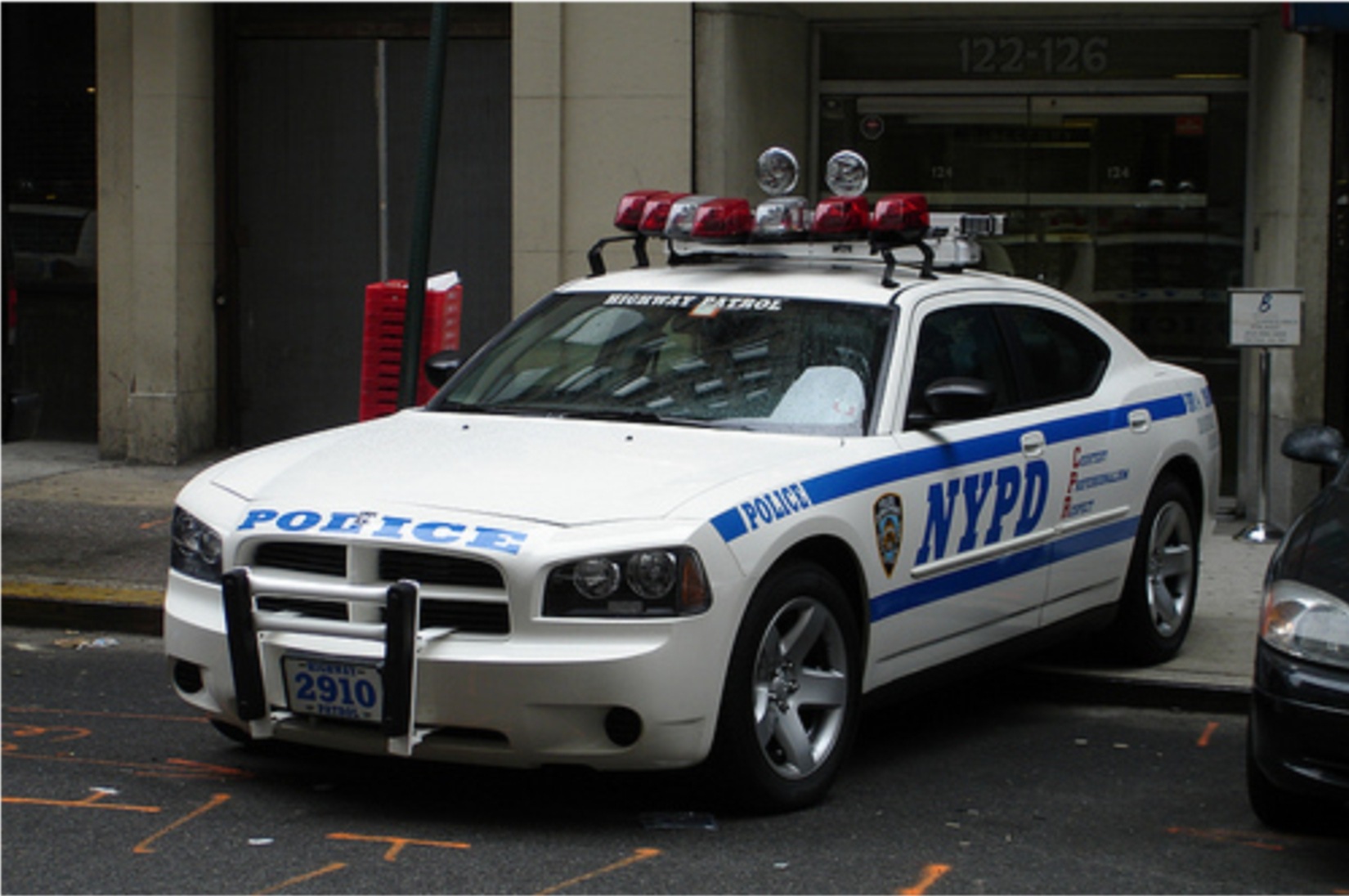 Открой полицейскую машину. Dodge Charger 2008 NYPD. Додж Чарджер полиция NYPD. NYPD Додж. Dodge Charger NYPD.