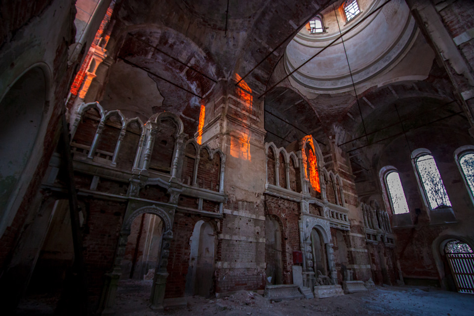 Закатное солнце пробивается внутрь храма. Странные эмоции вызывает вид разоренного мраморного алтаря, покрытого пламенеющим оранжевым светом. О недавнем прошлом храма напоминает красный почтовый ящик возле арки Царских врат из мрамора. — Toyota Land Cruiser Prado 90-series