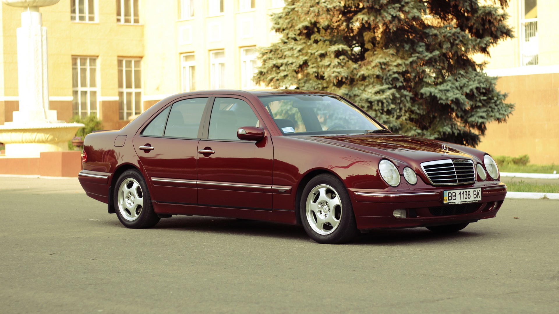 Mercedes w210 1996. Мерседес w210 бордовый. Мерседес 210 вишневый. Мерседес 210 бордовый. Мерседес 210 1996.