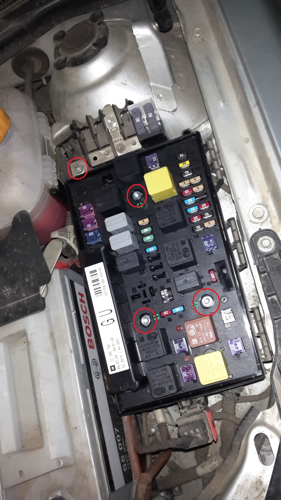 болты и гайка которые нужно открутить. — Opel Astra H