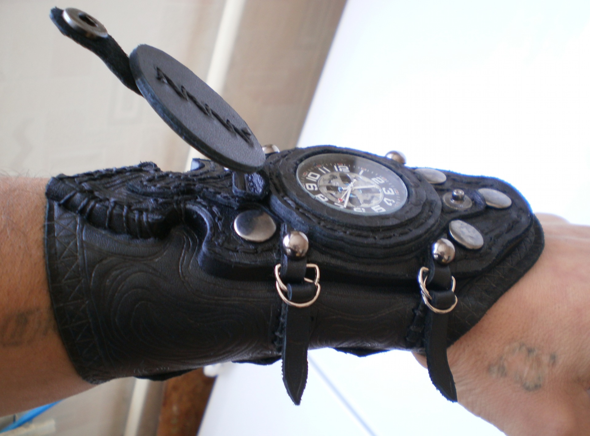 Часы браслет мужские кожаные. Tissot стимпанк. Кожаный браслет для часов. Часы с широким кожаным браслетом. Ремень для часов стимпанк.