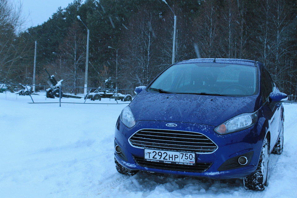 Зима. Сын, я и чистая Фиеста :-) Ну и расход после морозов, до кучи ...